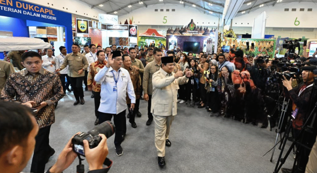 Presiden Prabowo meninjau pameran Asosiasi Pemerintah Kabupaten Seluruh Indonesia (APKASI) Otonomi Expo Tahun 2025 yang berlangsung di Nusantara Hall, Indonesia Convention Exhibition (ICE) BSD, Tangerang, Provinsi Banten, pada Kamis, 28 Agustus 2025.