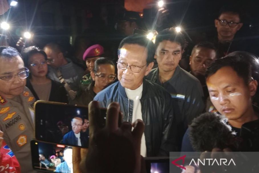 Raja Keraton Yogyakarta yang juga Gubernur DIY Sri Sultan Hamengku Buwono X memberikan keterangan usai menemui massa demonstrasi di halaman Mapolda DIY, Sabtu (30/8/2025) dini hari.