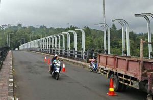 Pemasangan railing pengaman di Jembatan Tukad Bangkung, Kecamatan Petang, Badung, terus dikebut oleh Dinas PUPR sebagai langkah pencegahan aksi bunuh diri. Proyek ini ditarget rampung November 2025