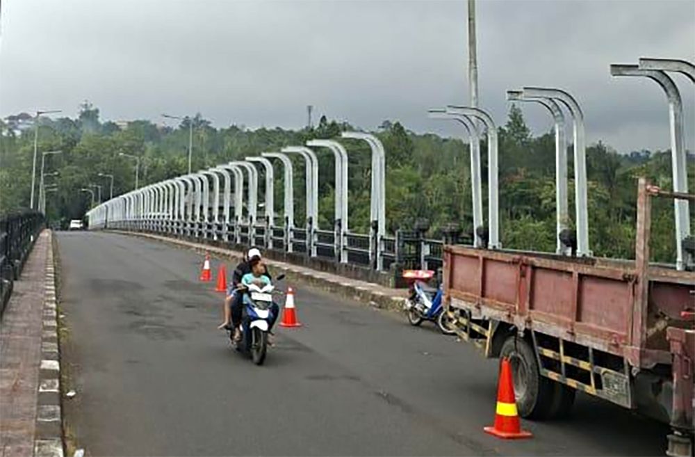 Pemasangan railing pengaman di Jembatan Tukad Bangkung, Kecamatan Petang, Badung, terus dikebut oleh Dinas PUPR sebagai langkah pencegahan aksi bunuh diri. Proyek ini ditarget rampung November 2025