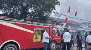 Diperkirakan 10 bangunan rumah milik warga di kawasan Batu Merah ludes terbakar.