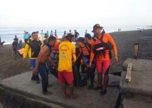 Tim SAR gabungan mengevakuasi jenazah korban tenggelam di Pantai Berawa, Badung, Rabu (20/8/2025) pagi.