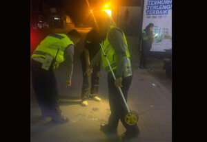 Polisi melakukan olah TKP kecelakaan tunggal di Jalan Soputan, Denpasar.