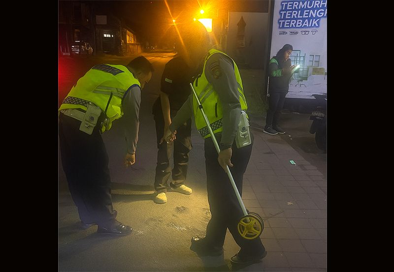 Polisi melakukan olah TKP kecelakaan tunggal di Jalan Soputan, Denpasar.