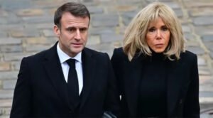 Presiden Prancis Emmanuel Macron bersama istrinya.