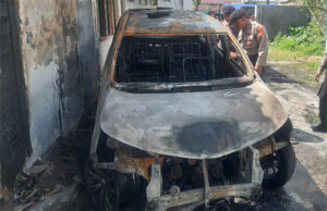 mobil dibakar
