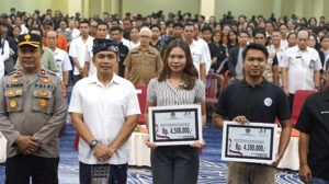 Wakil Bupati Jembrana I Gede Ngurah Patriana Krisna (Ipat) menyerahkan secara simbolis beasiswa sebesar Rp4,5 juta kepada mahasiswa berprestasi di Gedung Kesenian Ir. Soekarno, Rabu (20/8/2025).