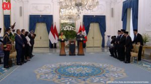Presiden RI Prabowo Subianto dan Presiden Peru Dina Boluarte saat menyampaikan pernyataan bersama seusai pertemuan bilateral di Ruang Kredensial, Istana Merdeka, Jakarta, Senin (11/8/2025).