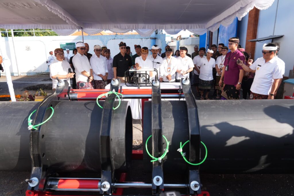 Bupati Wayan Adi Arnawa meletakan batu pertama (Groundbreaking) pembangunan Jaringan Distribusi Pipa Bawah Laut di IPA Estuary, Perumda Air Minum Tirta Mangutama Badung, Jalan By pass Ngurah Rai, Suwung. Kamis (11/9/2025).