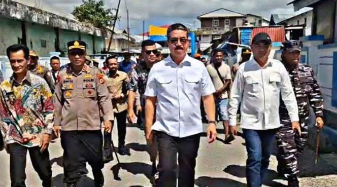 Gubernur Maluku, Hendrik Lewerissa bersama Forkopimda Kabupaten Kepulauan Aru, Tinjau Pasar Rakyat Jargaria.