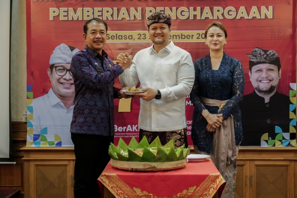 Wabup Bagus Alit Sucipta memberikan penghargaan kepada Instansi yang tergabung pada MPP Badung, serangkaian perayaan HUT Ke-7 MPP Kabupaten Badung di Kantor DPMPTSP, Puspem Badung Selasa (23/9).