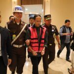 Mantan Mendikbudristek periode 2019–2024, NAM, dibawa penyidik Kejaksaan Agung usai ditetapkan sebagai tersangka kasus korupsi pengadaan Chromebook, Kamis (4/9/2025).