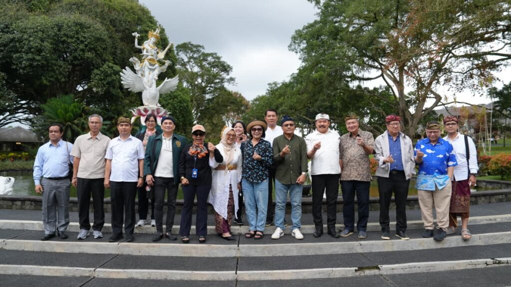 Para delegasi ASEAN Prosecutors/Attorneys General Meeting (APAGM) 2025 bersama Jaksa Agung Republik Indonesia ST Burhanuddin saat melakukan kunjungan budaya ke Istana Kepresidenan Tampaksiring, Gianyar, Bali, Selasa (16/9/2025).