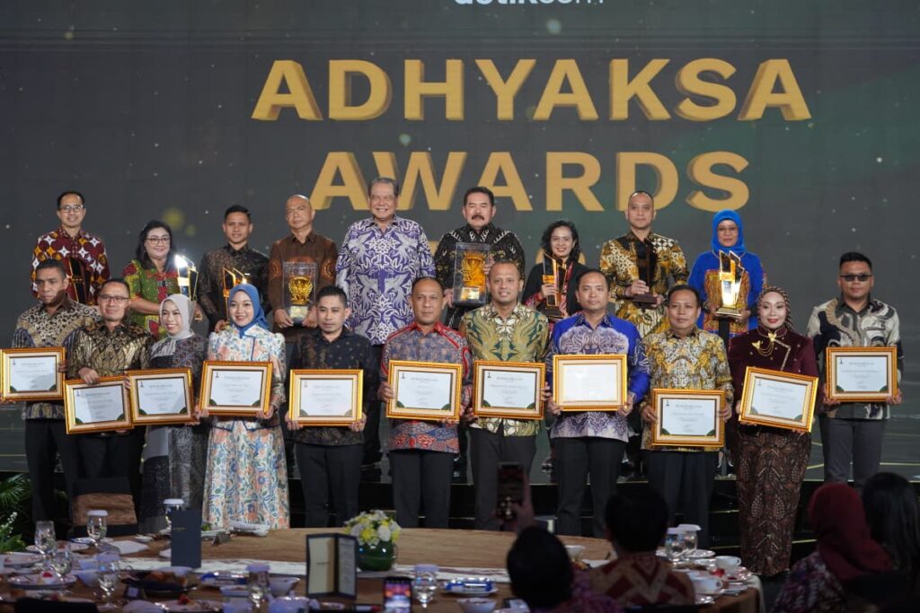 Para penerima penghargaan berfoto bersama usai penyerahan Adhyaksa Awards 2025 di The Westin Jakarta, Selasa (23/9/2025).
