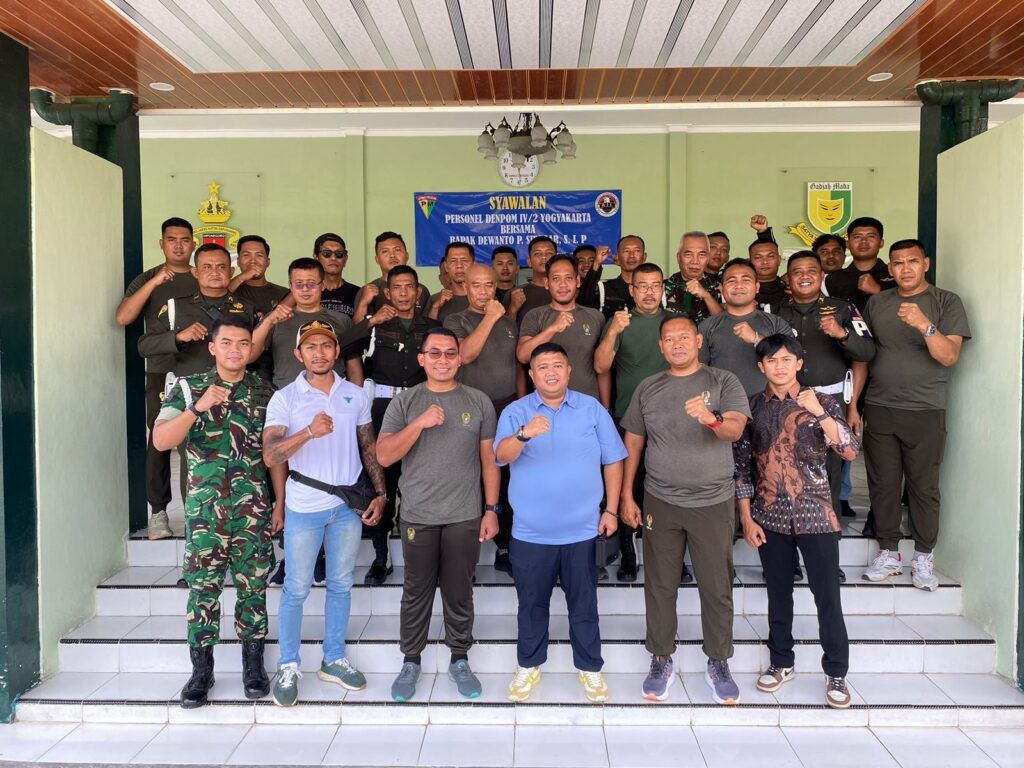 Ketua Umum Asosiasi World Muaythai Indonesia (AWMI) Dewanto P. Siregar foto bersama jajaran personel Denpom IV/2 Yogyakarta usai kegiatan syawalan, sebagai wujud sinergi membangun semangat sportivitas dan kedisiplinan