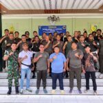 Ketua Umum Asosiasi World Muaythai Indonesia (AWMI) Dewanto P. Siregar foto bersama jajaran personel Denpom IV/2 Yogyakarta usai kegiatan syawalan, sebagai wujud sinergi membangun semangat sportivitas dan kedisiplinan