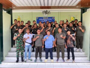 Ketua Umum Asosiasi World Muaythai Indonesia (AWMI) Dewanto P. Siregar foto bersama jajaran personel Denpom IV/2 Yogyakarta usai kegiatan syawalan, sebagai wujud sinergi membangun semangat sportivitas dan kedisiplinan