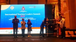 Perwakilan Dinas Pariwisata Provinsi Bali, Ketut Yadnya, mewakili Gubernur Bali memukul gong sebagai tanda dibukanya International Tourism Leaders Summit (ITLS) 2025 di Trans Hotel & Resort Bali, Jumat (26/9/2025).