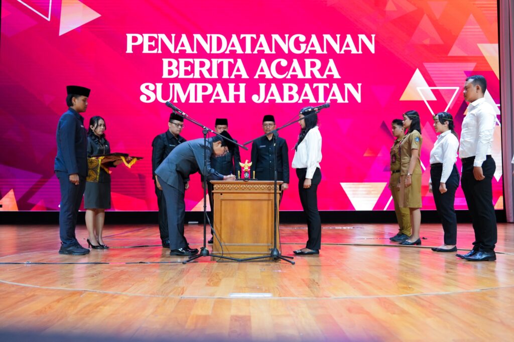Bupati Wayan Adi Arnawa mengambil sumpah jabatan, pelantikan, dan menyerahkan SK. Pengangkatan PPPK Tahap II Formasi Tahun 2024 dan SK. Pengangkatan PNS dari IPDN di Balai Budaya Giri Nata Mandala, Puspem Badung, Senin (29/9).