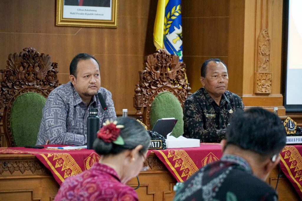 Wabup Bagus Alit Sucipta saat memimpin rapat koordinasi perkembangan penanganan bencana banjir di Badung, Selasa (16/9) di Ruang Kriya Gosana, Puspem Badung