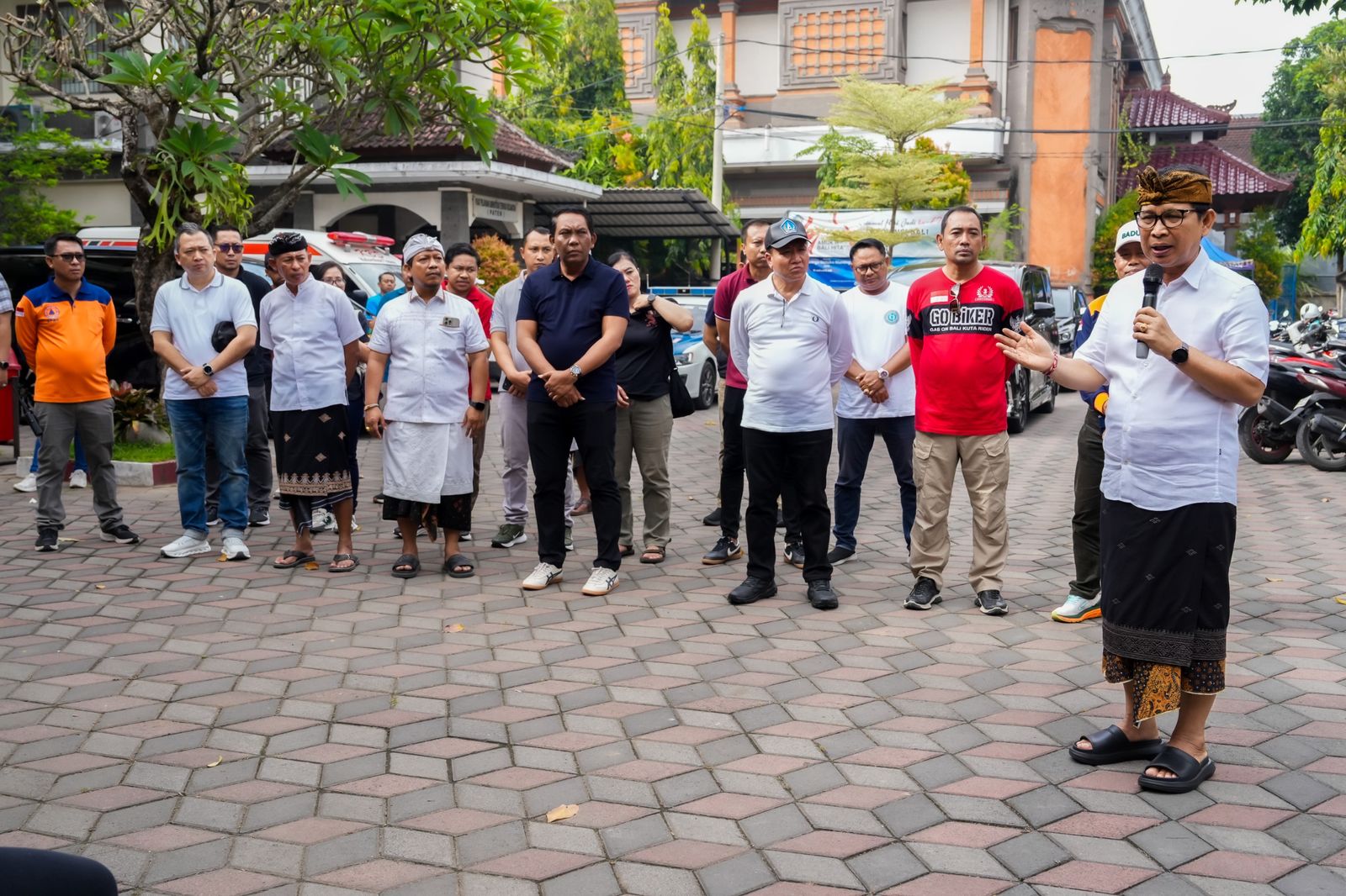 Bupati Wayan Adi Arnawa menyalurkan bantuan logistik di Posko Penanganan Bencana, Kantor Camat Kuta, Minggu (14/9).
