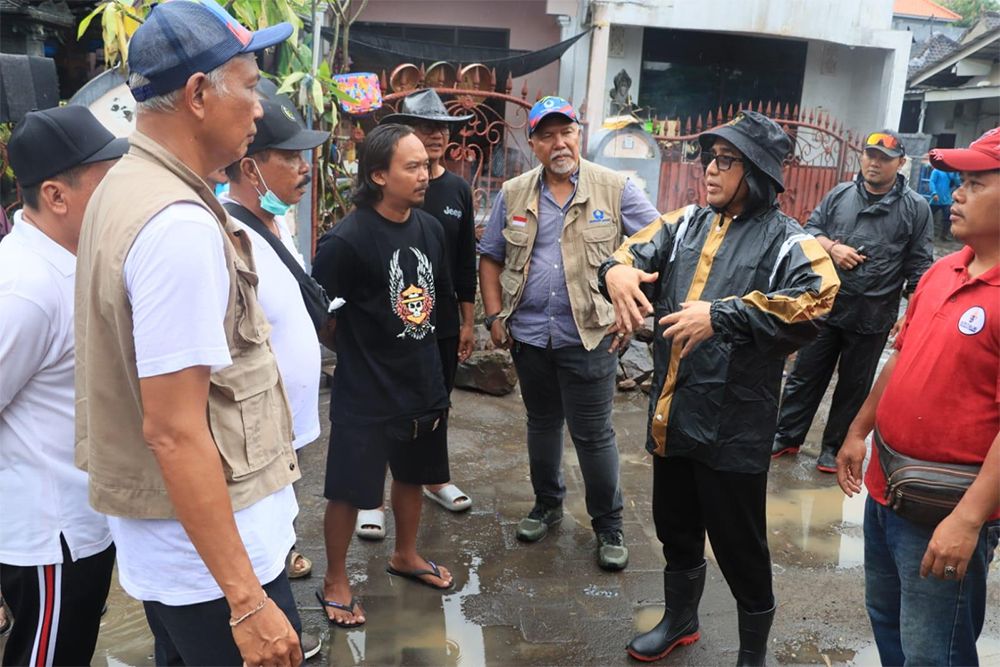 Wali Kota Denpasar, IGN Jaya Negara, saat meninjau langsung wilayah terdampak banjir untuk memastikan proses pendataan dan penanganan pascabencana berjalan optimal.