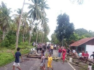 Aksi penutupan jalan oleh sejumlah warga desa Nuruwe, Kecamatan Kairatu Barat, Kabupaten Seram Bagian Barat, Maluku.