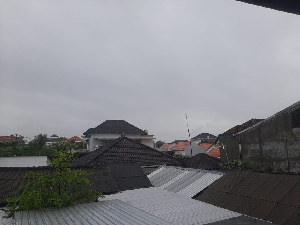 Cuaca mendung di Denpasar, Rabu (10/9) pagi. BBMKG menyebut fenomena gelombang Rossby memicu hujan deras di Bali
