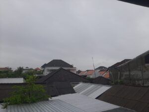 Cuaca mendung di Denpasar, Rabu (10/9) pagi. BBMKG menyebut fenomena gelombang Rossby memicu hujan deras di Bali
