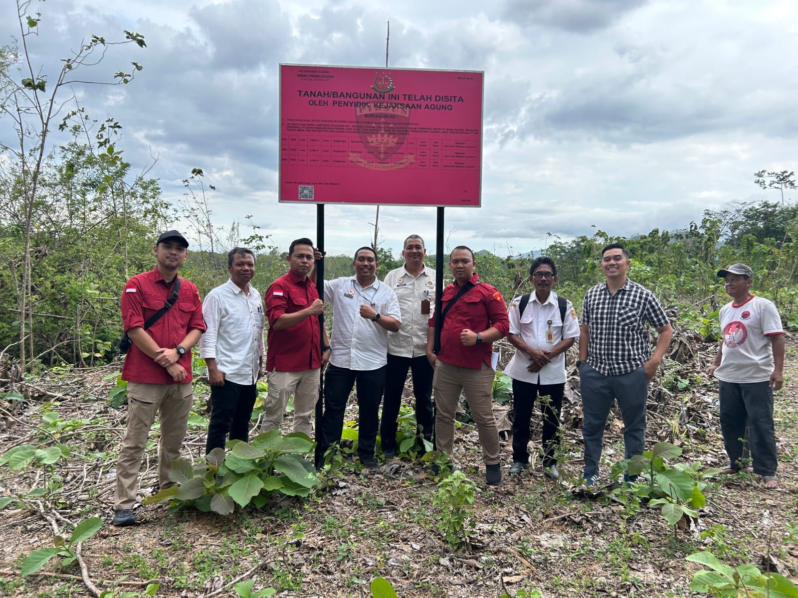 Tim penyidik Kejaksaan Agung berpose di lokasi salah satu aset tanah milik tersangka ISL di Sukoharjo, Jawa Tengah, usai dilakukan penyitaan dan pemasangan plang sita, Rabu (10/9/2025).