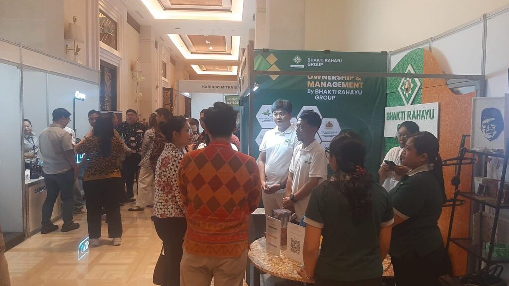 Suasana ramai di stand Bhakti Rahayu Group pada pameran ITLS 2025, menarik perhatian pengunjung dengan berbagai program inovasi dan layanan berkelanjutan