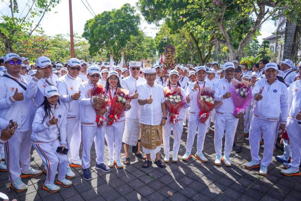 Bupati Wayan Adi Arnawa didampingi Sekda Surya Suamba menerima Piala Juara Umum Porprov Bali Ke-16 Tahun 2025, di Kantor Bupati, Puspem Badung, Senin (22/9).
