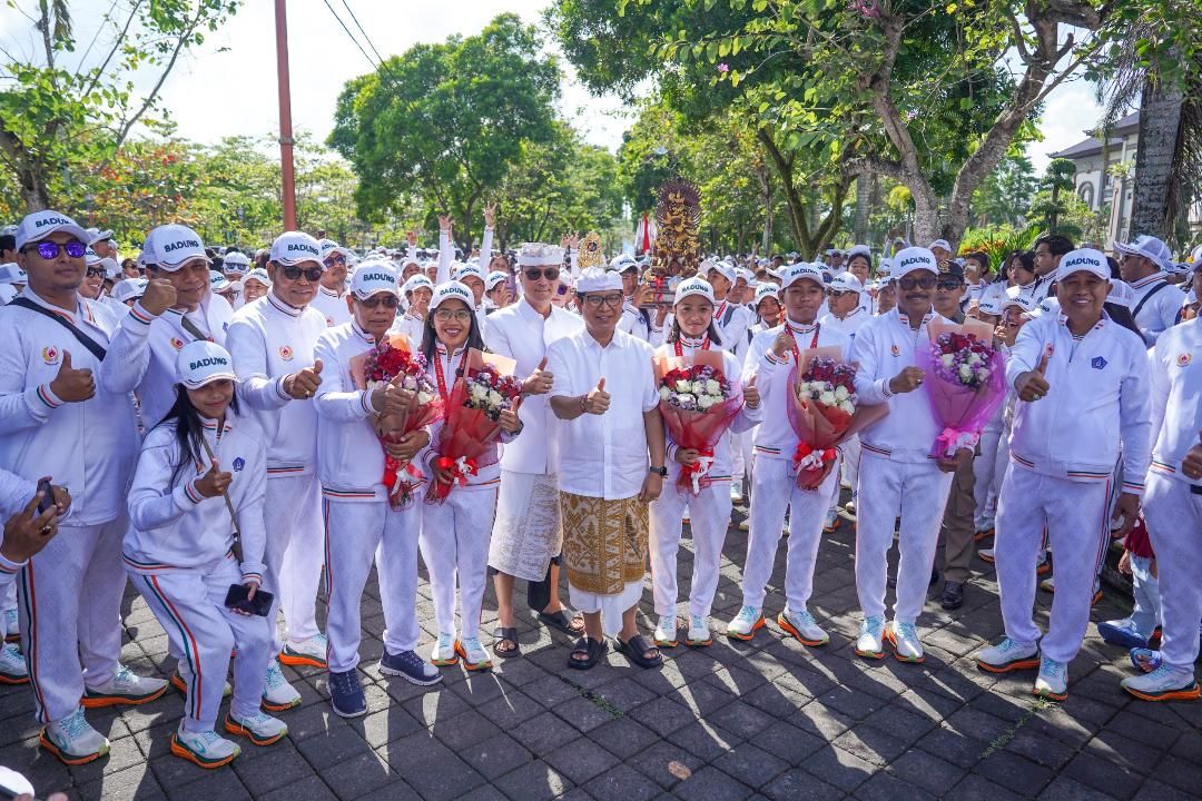 Bupati Wayan Adi Arnawa didampingi Sekda Surya Suamba menerima Piala Juara Umum Porprov Bali Ke-16 Tahun 2025, di Kantor Bupati, Puspem Badung, Senin (22/9).