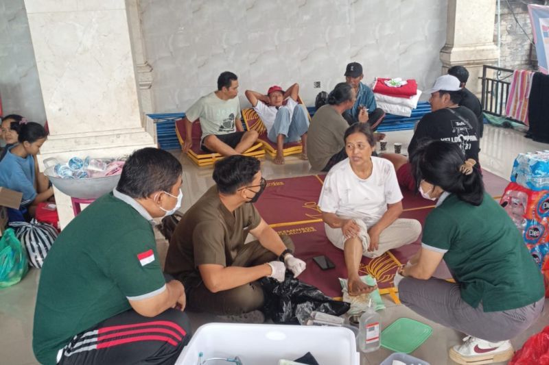 Petugas kesehatan memberikan layanan medis kepada warga terdampak banjir di pos pengungsian. Program Safari Kesehatan ini digelar untuk memastikan kondisi masyarakat tetap terpantau.