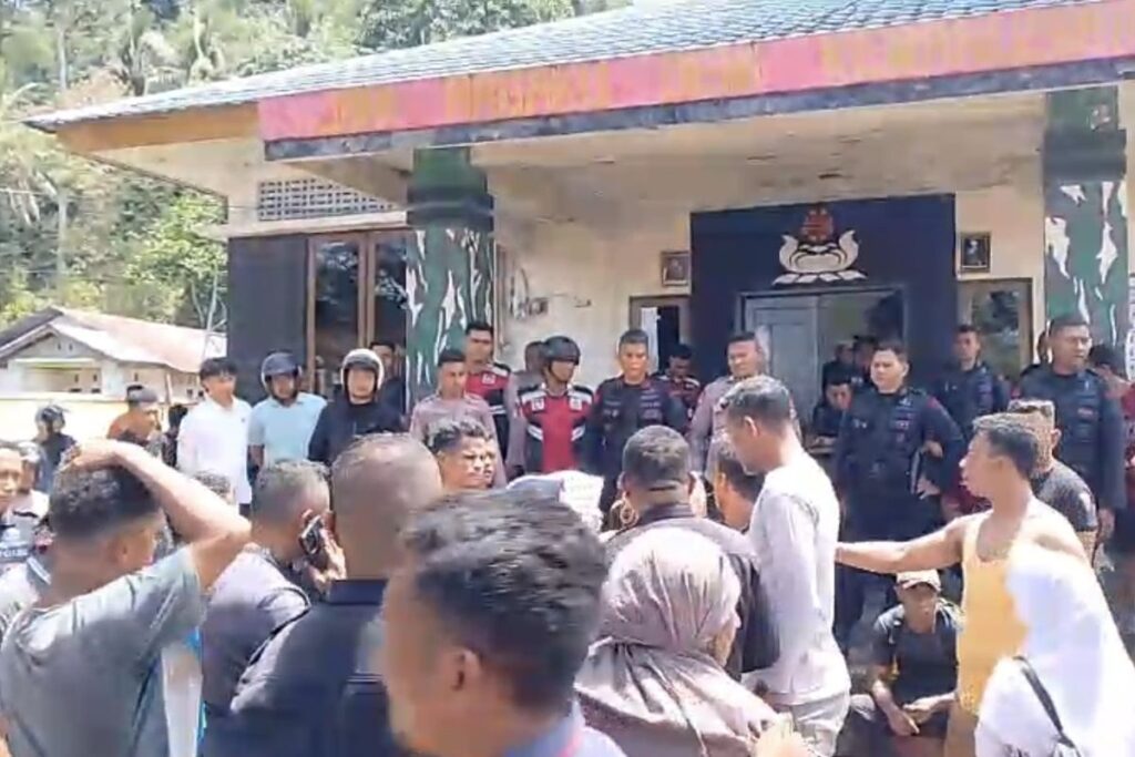 Puluhan warga setempat mendatangi markas Brimob Kompi 3 Batalyon B Pelopor di Bula, Seram Bagian Timur.