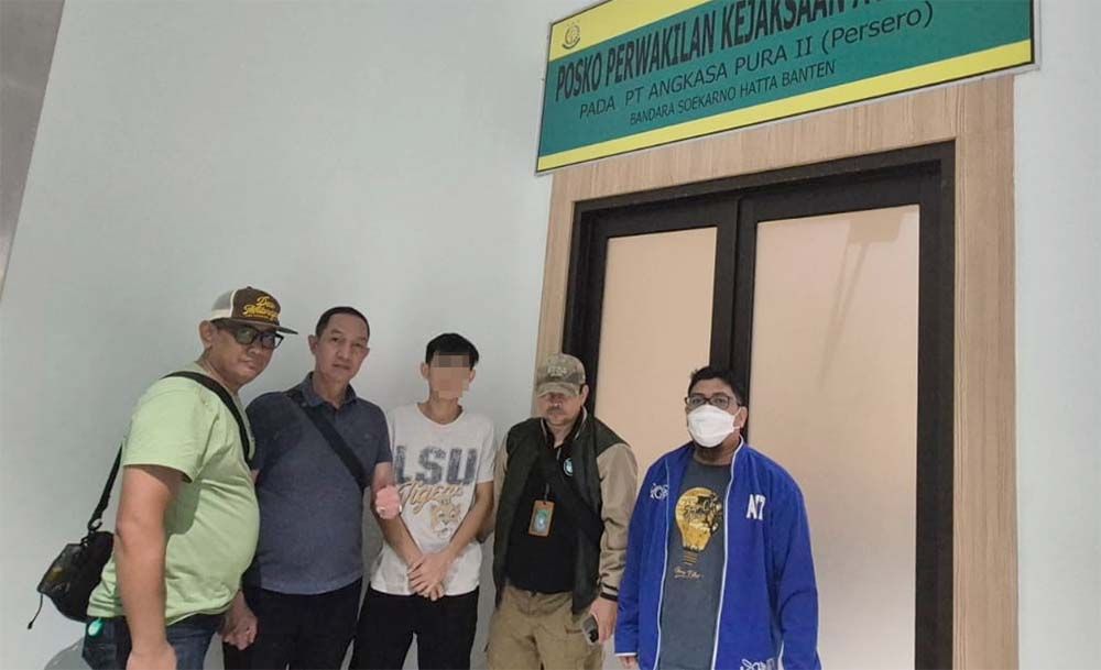 Tim SIRI Kejagung bersama Tim Kejaksaan Tinggi Kalimantan Barat berhasil mengamankan buronan yang masuk ke dalam DPO asal Kejaksaan Tinggi Kalimantan Barat. (Foto: Istimewa)
