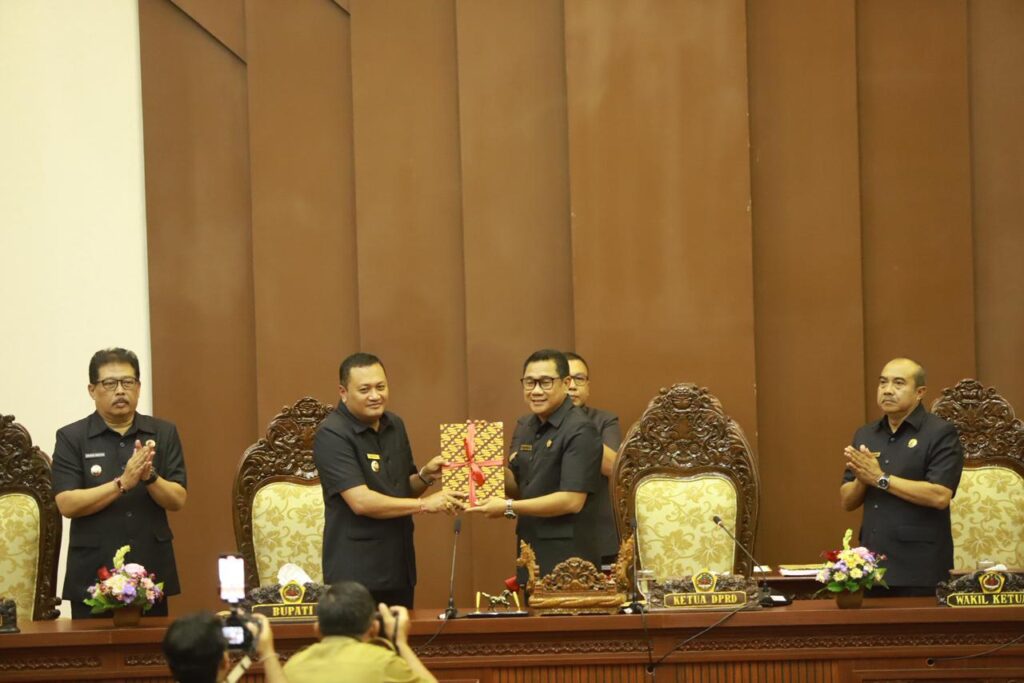 Bupati Gianyar I Made Mahayastra menyerahkan dokumen Raperda APBD Tahun Anggaran 2026 kepada Ketua DPRD Gianyar dalam sidang paripurna di Ruang Sidang Utama DPRD Gianyar, Senin (15/9/2025).