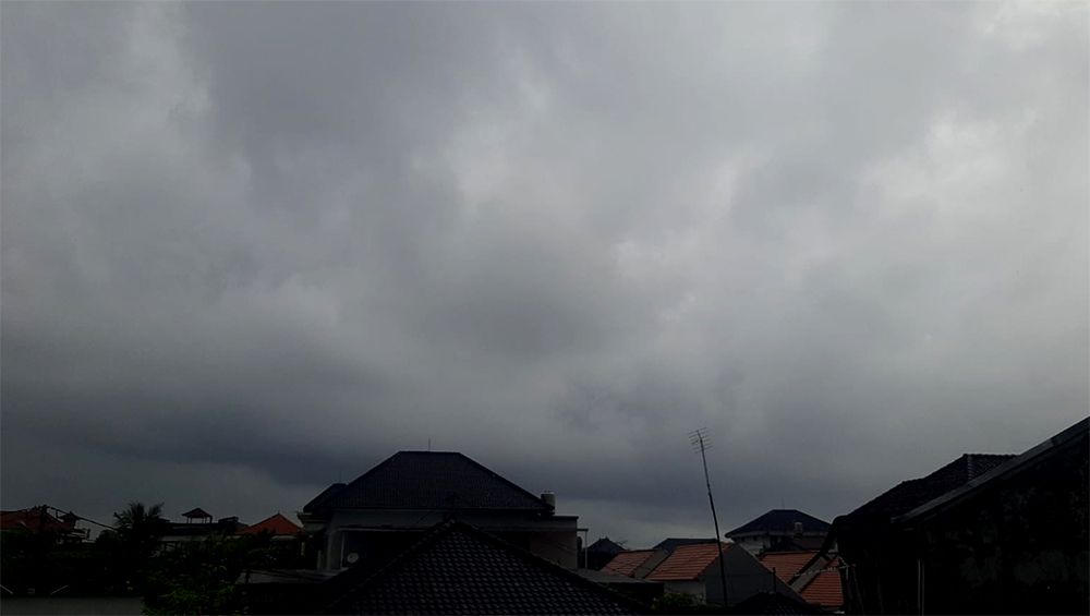 Badan Penanggulangan Bencana Daerah (BPBD) Provinsi Bali mengeluarkan peringatan dini cuaca menyusul hujan yang mengguyur sejumlah wilayah sejak pagi hari.