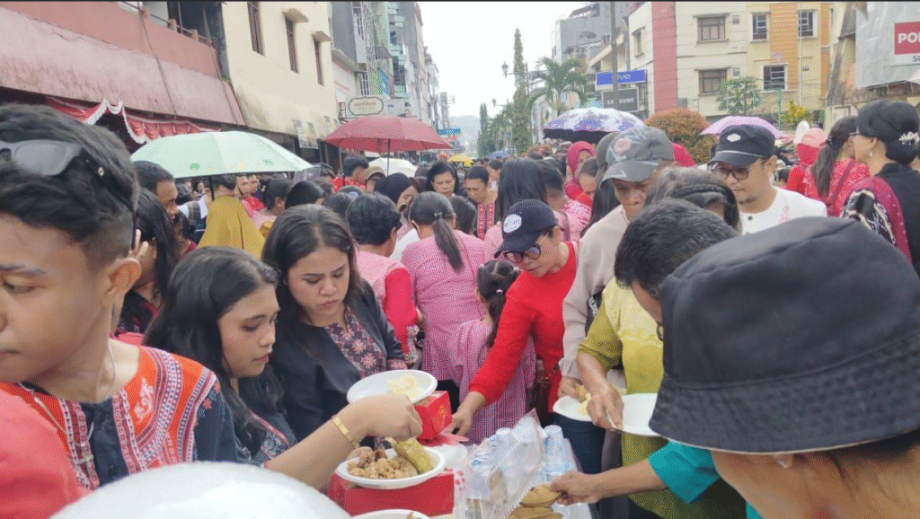 Jalan AY Patty Ambon dipadati warga untuk makan Patita.