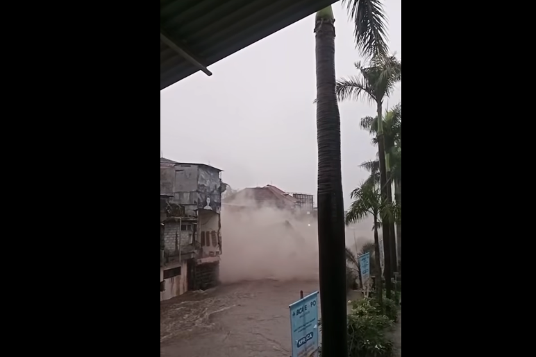 Bangunan di Jalan Hasanuddin, Denpasar roboh akibat sungai yang meluap akibat hujan yang melanda sejak Selasa (9/9).