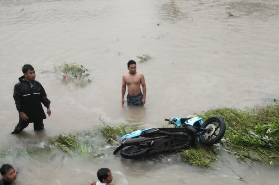 Warga bersama petugas melakukan pencarian korban banjir di Desa Pengambengan, Jembrana. Sebuah sepeda motor yang digunakan korban ditemukan tidak jauh dari lokasi kejadian, Rabu (10/9).