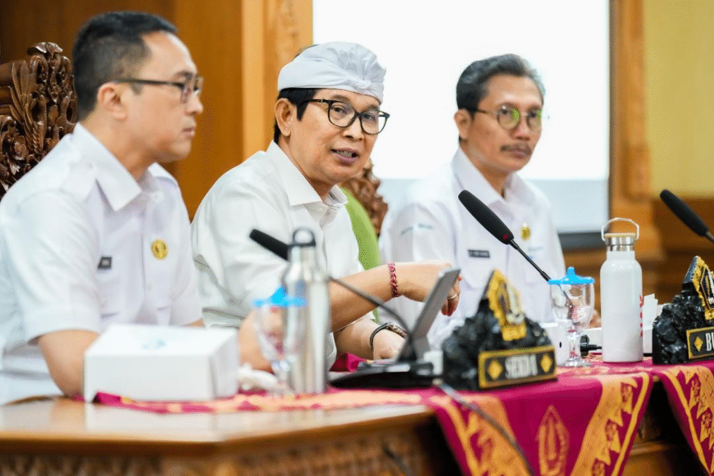 Bupati Wayan Adi Arnawa memimpin Rakor Percepatan Pengelolaan Sampah bersama dengan Lurah/Perbekel se-Kabupaten Badung di Ruang Rapat Kriya Gosana, Puspem Badung, Rabu (3/9).