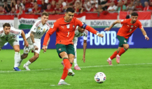 Cristiano Ronaldo mengeksekusi penalti dengan tenang saat Portugal menghadapi Hungaria di Puskas Arena. Gol ini membuatnya menyamai rekor gol terbanyak sepanjang sejarah kualifikasi Piala Dunia dengan torehan 39 gol.