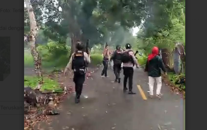 Terlihat Aparat Kepolisian sedang melakukan penjagaan ketat di lokasi kejadian.