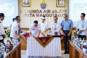 Bupati Adi Arnawa menyaksikan penandatanganan MoU antara Perumda Tirta Mangutama dengan PT. Pipa Ticini Bali di Ruang Rapat Perumda Air Minum Tirta Mangutama, Jl. Raya Kapal, Mengwi, Rabu (3/9).