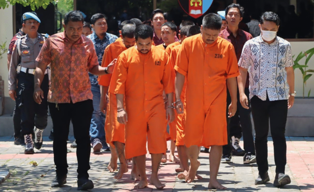 Sejumlah tersangka kasus narkoba yang ditangkap Satresnarkoba Polresta Denpasar digiring petugas saat rilis perkara, Selasa (22/9/2025).