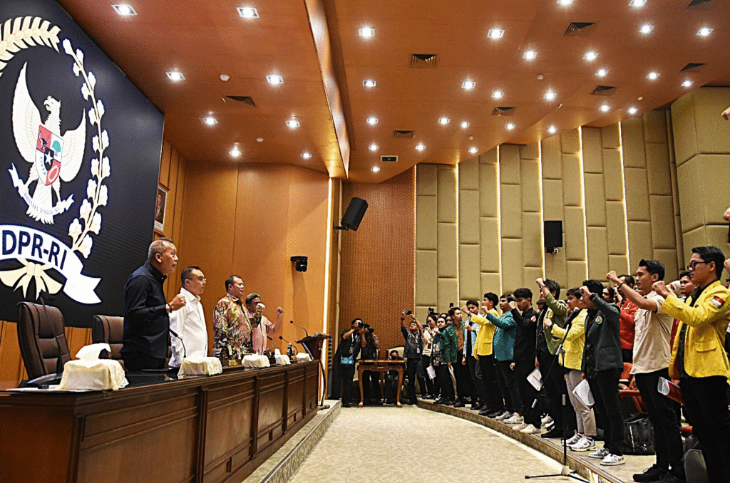Pimpinan DPR RI diwakili oleh Wakil Ketua DPR Sufmi Dasco Ahmad, Cucun Ahmad Syamsurijal dan Saan Mustopa menerima perwakilan mahasiswa dari 16 organisasi kemahasiswaan di DPR RI, Jakarta, Rabu (3/9/2025).