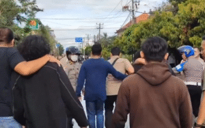 Sejumlah pendemo diamankan aparat kepolisian saat aksi ricuh di Denpasar.