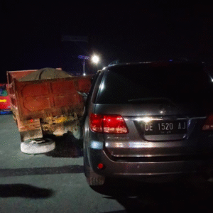 Lokasi kejadian, di Jembatan Merah Putih Ambon. Terlihat mobil Truk dan mobil Fortuner.
