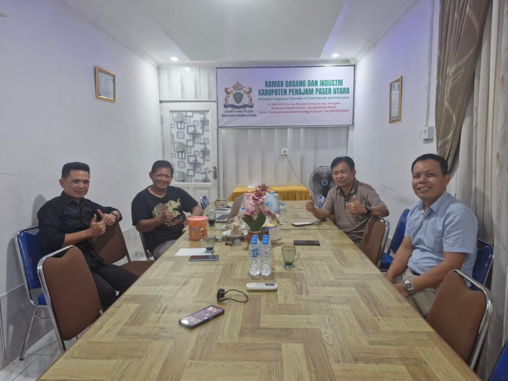 Direktur Eksekutif JAMES BON Suminto bersama Owner Papa Group Deny Gultom dan jajaran KADIN PPU melakukan pertemuan untuk komitmen kerja sama pengembangan teknologi energi rendah karbon dan zero emission di Penajam Paser Utara, Senin malam (22/9/2025) bertempat di kantor KADIN Kabupaten PPU. (Foto: Istimewa)
